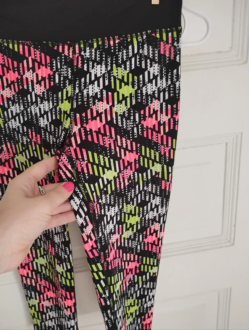 Juniors cropped neon athletic leggings